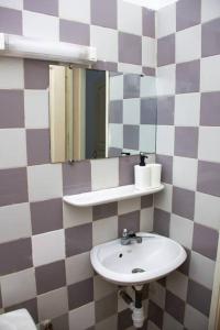 a bathroom with a sink and a mirror at Appartement Urbain & Confortable in Cotonou