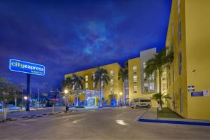 een lege straat in een stad 's nachts bij City Express by Marriott Campeche in Campeche