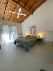 a bedroom with a bed and a wooden ceiling at Departamento 2 ambientes con gran jardin y mucho verde en la Ribera in San Isidro