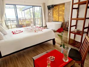 Postel nebo postele na pokoji v ubytování Butterfly Rose Beach Resort Phú Quốc Francophone