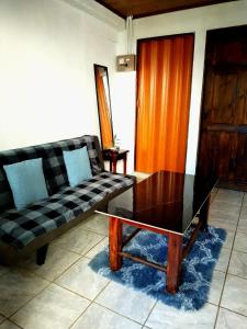 希門尼斯港的住宿－Anluka-House，带沙发和咖啡桌的客厅