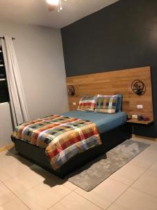 ein Schlafzimmer mit einem Bett mit einer karierten Decke in der Unterkunft Mountain View Vacation Home 