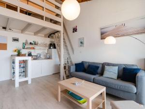 un soggiorno con un divano e un tavolo di Appartement 4 pers avec WIFI, animaux admis, parking privé - FR-1-409-142 a Narbonne