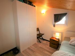 1 dormitorio con cama, ventana y silla en Studio La Tranche-sur-Mer, 2 pièces, 2 personnes - FR-1-22-342, en La Tranche-sur-Mer