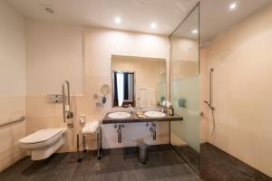 Bilik mandi di Áurea Convento Capuchinos by Eurostars Hotel Company