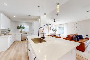 biała kuchnia i salon z kanapą w obiekcie Grand Palms w mieście Scottsdale