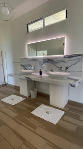 a bathroom with a sink and a mirror at Casitas Sollevante Boutique Hotel in Montezuma