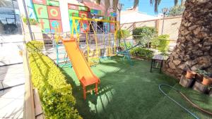 un parque infantil con un tobogán en un patio en Acogedor y Céntrico Depto Av. Libertador Cala Cala, en Cochabamba