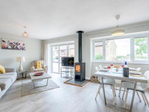 Χώρος καθιστικού στο 2 Bed in Newent 78696