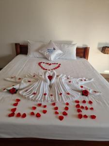 Postel nebo postele na pokoji v ubytování Butterfly Rose Beach Resort Phú Quốc Francophone