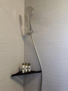un cabezal de ducha en un estante del baño en 日日和 en Tainan