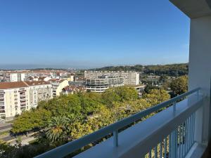 een balkon met uitzicht op de stad bij Appartement Bayonne, 4 pièces, 5 personnes - FR-1-239-1013 in Bayonne