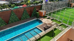 an overhead view of a swimming pool on top of a building at Apartamento en centro Ciudad de Guatemala z12 in Guatemala