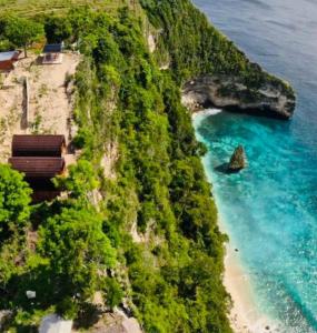 una vista aerea di una spiaggia vicino all'oceano di Suwehan Beach Cliff House by BIJAK a Polilit