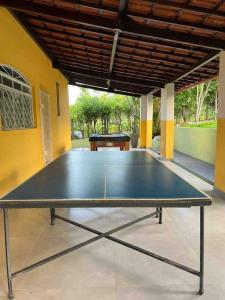 una mesa de ping pong dentro de un edificio en Sitio Igarapé, en Igarapé