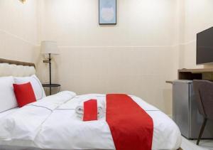 um quarto com uma cama com um cobertor vermelho e branco em Bro Hotel 45-47 Song Hành, Quận 6 - by Bay Luxury em Ho Chi Minh