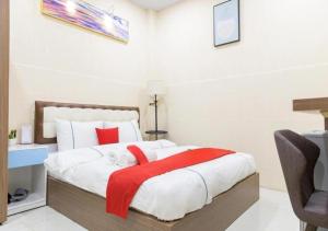 胡志明市Bro Hotel 45-47 Song Hành, Quận 6 - by Bay Luxury的卧室里有一张床，床上铺着一条红毯子
