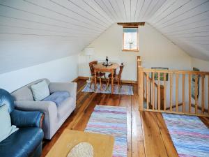 ein Wohnzimmer mit einem Sofa und einem Tisch in der Unterkunft Mill Meadow Cottage in East Down