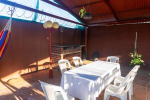tavolo e sedie in una stanza con camino di Villa La Casita a Santa Ana