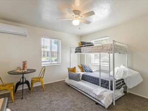 ein Schlafzimmer mit einem Etagenbett und einem Tisch in der Unterkunft Pickle Ball Courts Close By Quiet Neighborhood in Bountiful