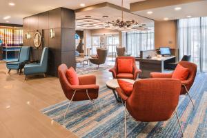 eine Lobby mit Stühlen und ein Wartezimmer in der Unterkunft Fairfield Inn & Suites by Marriott Raleigh Cary in Cary