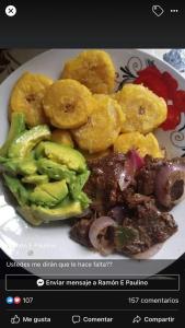 una imagen de un plato de comida con verduras en Casa lily, en Calero