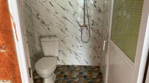 Et badeværelse på Suwehan Beach Cliff House by BIJAK