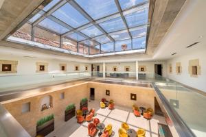 een afbeelding van een grote kamer met een glazen plafond bij Áurea Convento Capuchinos by Eurostars Hotel Company in Segovia