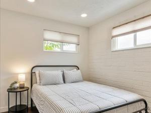 1 dormitorio con 1 cama y 2 ventanas en Park Close By Great Ski Retreat Queen Beds, en Midvale