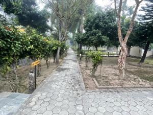 Chitwan Riverside Resort外面的花园