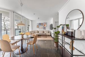 Nhà bếp/bếp nhỏ tại 100sqm Luxury Apt in Prime Location near Ku'Damm