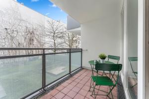 d'un balcon avec une table en verre et deux chaises. dans l'établissement 100sqm Luxury Apt in Prime Location near Ku'Damm, à Berlin