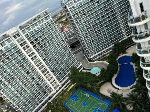 una vista aérea de un gran edificio con piscina en Azure Beach Club Staycation by Sibs, en Manila