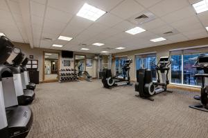 un gimnasio con cintas de correr y elípticas en un edificio en Residence Inn by Marriott Pullman en Pullman