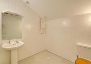 LlanegrynにあるY Bwthynの洗面台と鏡のある白いバスルーム +24枚の写真