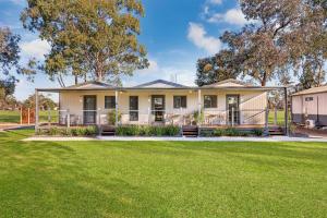 una casa con un prato davanti di BIG4 Bendigo Marong Holiday Park a Marong