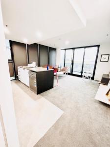 um escritório com uma sala grande com janelas grandes em Lakeside Apartment with Great Views em Belconnen