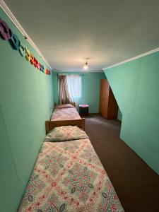 two beds in a small room with a staircase at ¡Casa equipada para vacacionar! in Viña del Mar
