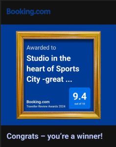 una imagen de una imagen en un marco dorado en Studio in the heart of Sports City -great view & amenities! en Dubái