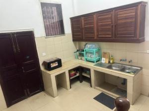 una piccola cucina con lavandino e bancone di ML rental Battambang a Battambang