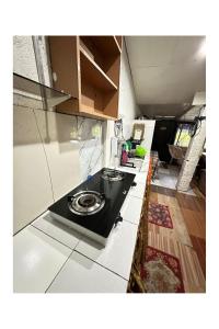 eine Küche mit einer schwarzen Arbeitsplatte in einem Zimmer in der Unterkunft Transient House in Pili, Camarines Sur Bicol in Pili