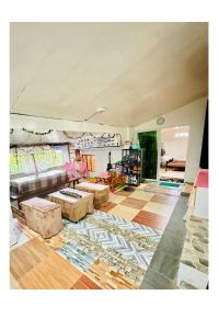 ein Wohnzimmer mit einem Sofa und einem Tisch in der Unterkunft Transient House in Pili, Camarines Sur Bicol in Pili