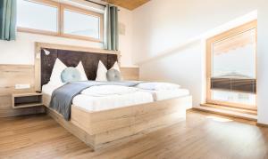 石海山麓薩爾費爾登的住宿－Ferienwohnung Hansenbauer，一间卧室设有一张大床和大窗户