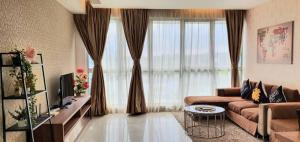 O zonă de relaxare la Regalia Suites with Infinity Pool KL by Cozy Homes