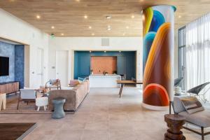 ein Wohnzimmer mit einem Sofa und einer bunten Säule in der Unterkunft Carousel by AvantStay Brand New Condo in Austin w Amazing Amenities in Austin