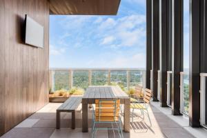 ein Esszimmer mit Tisch und Stühlen auf einem Balkon in der Unterkunft Carousel by AvantStay Brand New Condo in Austin w Amazing Amenities in Austin
