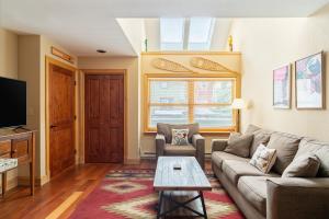 - un salon avec un canapé et une table dans l'établissement Cimarron Lodge 35 by AvantStay Ski-InSki-Out Property in Complex w Two Hot Tubs, à Telluride