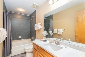 La salle de bains est pourvue d'un lavabo, de toilettes et d'une baignoire. dans l'établissement Cimarron Lodge 35 by AvantStay Ski-InSki-Out Property in Complex w Two Hot Tubs, à Telluride