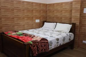 Cama ou camas em um quarto em VALPARAI HOME STAY