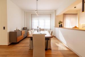 eine Küche und ein Esszimmer mit einem Tisch und Stühlen in der Unterkunft Central Marousi 3BR Gem in Athen